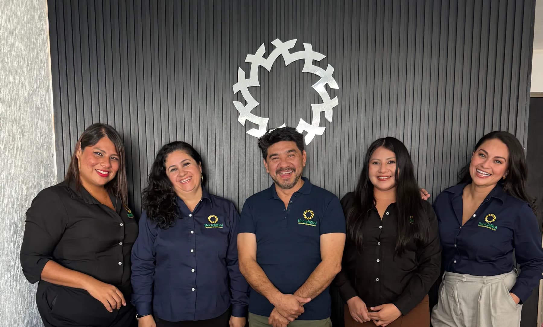 El equipo de Reciclasol en su oficina de Mérida