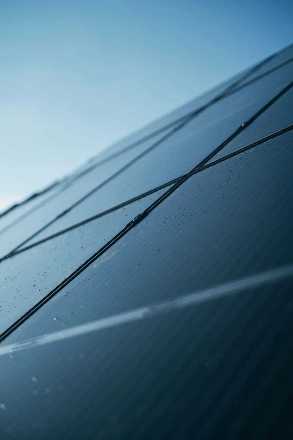 Detalle arquitectónico de un arreglo de paneles solares