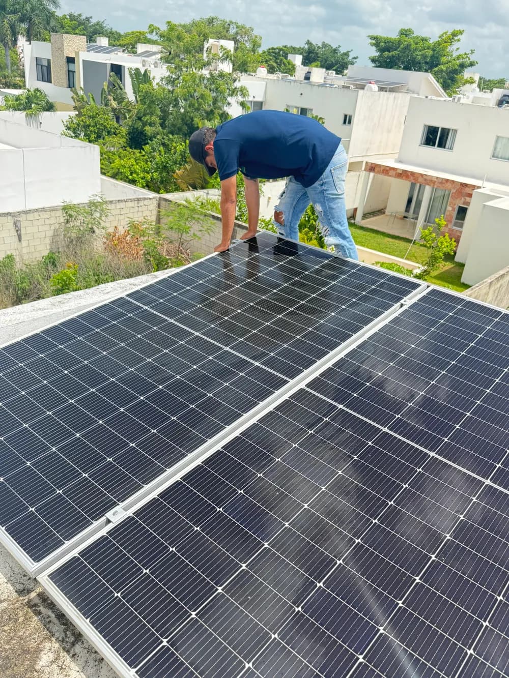Techo con paneles solares instalados por Reciclasol y casas de Mérida al fondo