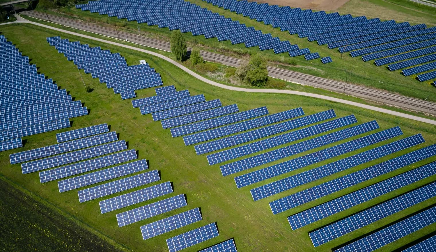 Hilera de paneles solares instalados en campo abierto